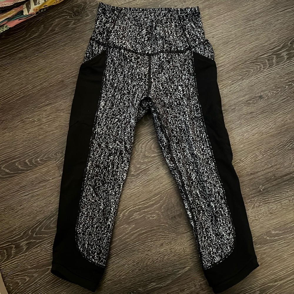 Lululemon Womens Cropped Leggings Gray Black Athletic Wear Yoga Pants